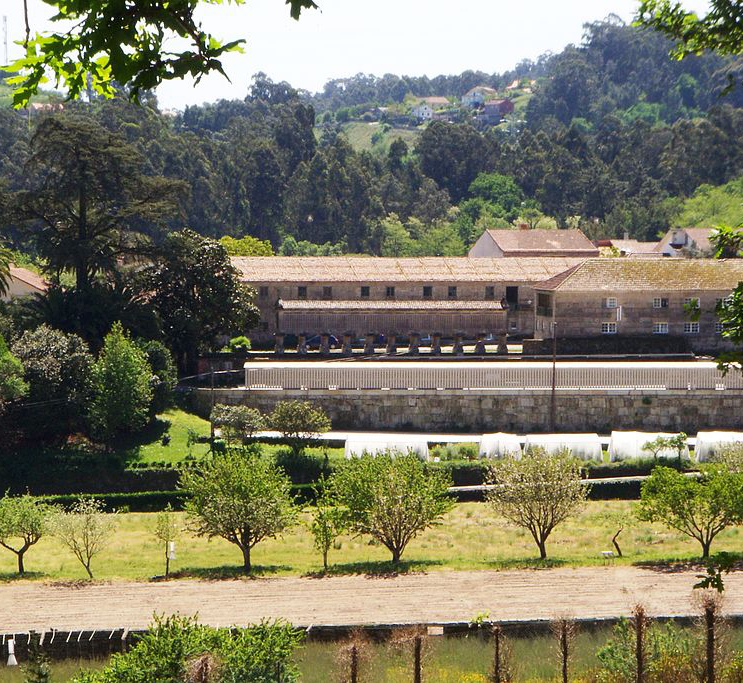 Pazo dieciochesco de los Malvar en la Carballeira de Langarón con su formidable hórreo. Sede actual de la Misión Biológica de Galicia.