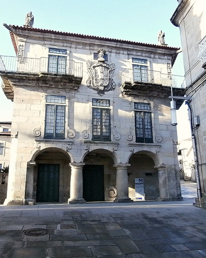 Casa dieciochesca de la miliciana familia de los García Flores. Una de las sedes de la Escuela Normal de Pontevedra, antes de formar parte del Museo de Pontevedra