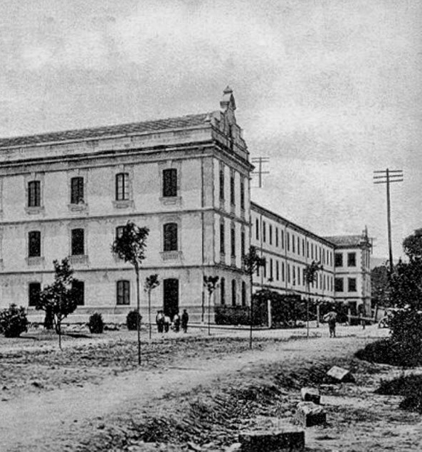 El antiguo cuartel de San Fernando, actual Facultad de Bellas Artes, sito en la Pontevedra de extramuros, era la mejor área militar de Galicia, según el parecer de Fray Martín Sarmiento. La postal corresponde a su estado en 1910. 176 años después de ser creada.