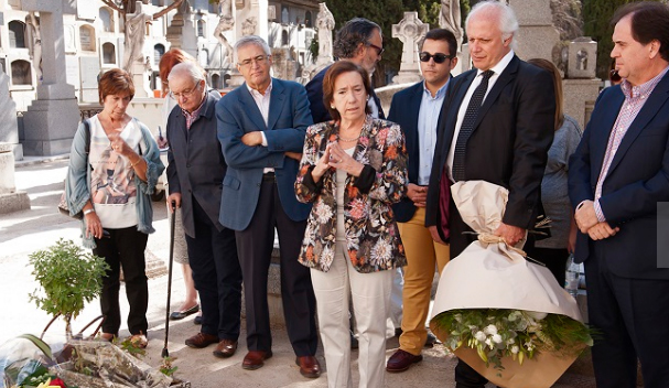 Ofrenda Floral de la Asociación de la Prensa de Madrid y de la familia Vicenti al impulsor de la Asociación y al origen de los Vicenti. Jorge Chaminé aparece con el ramo familiar en la intervención de Victoria Prego. José Antonio Durán con su bastón. Sacramental de Santa María de Madrid, 2-X-2016 Homenaje a Alfredo Vicenti