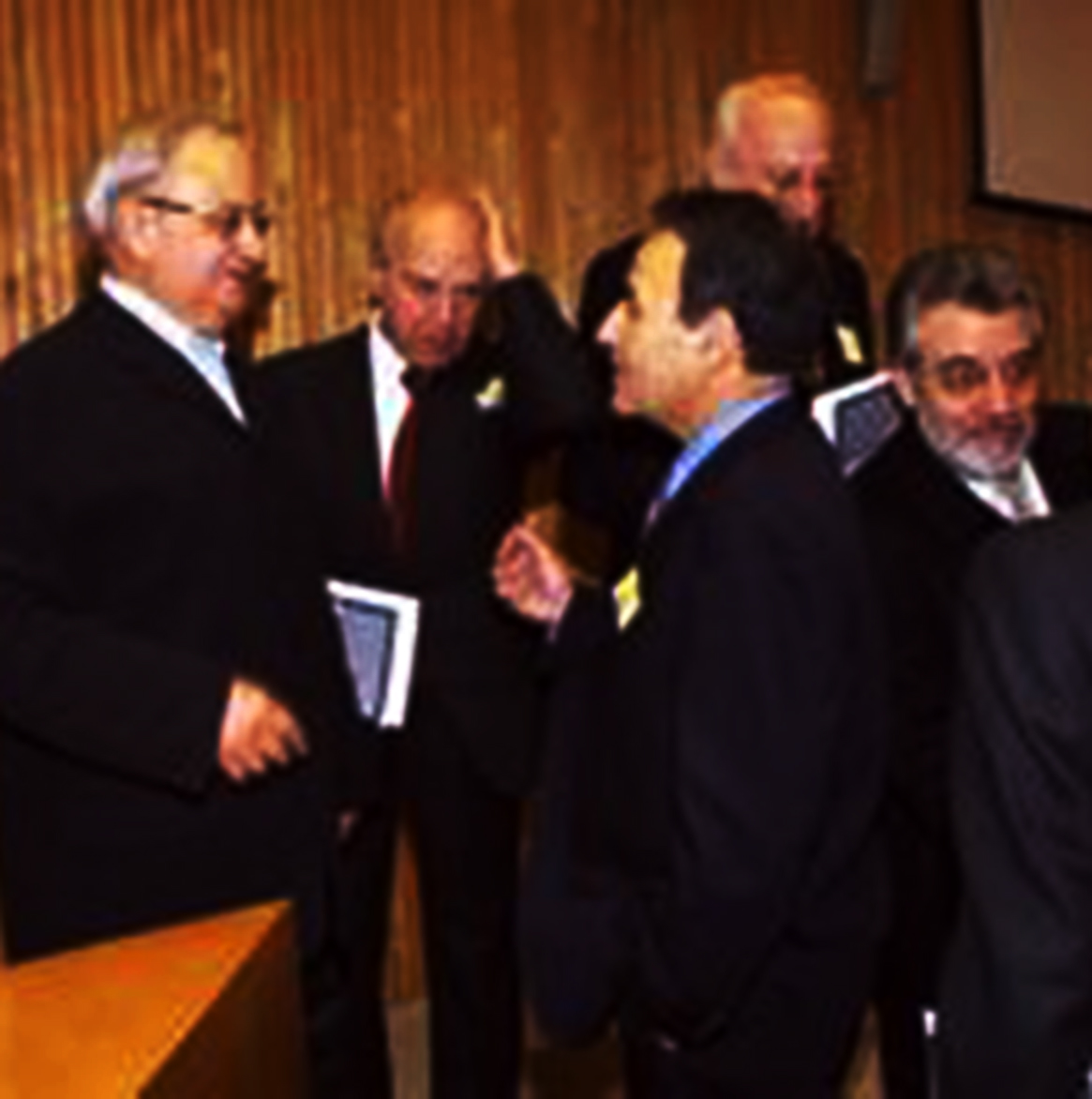 Carlos Casares y José Antonio Durán charlan en el Congreso de los Diputados, en los momentos previos al solemne homenaje de 2001 Alfredo Vicenti