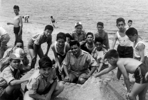 Tonio en el Campamento de Verano de Las Sinas, jugando con los alumnos asistentes a los castillos de arena