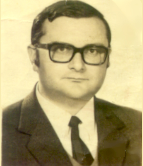 Nueva imagen de Tonio al llegar a Madrid (1963-1964), ya con sus gafas negras, debido a la pequeña miopía