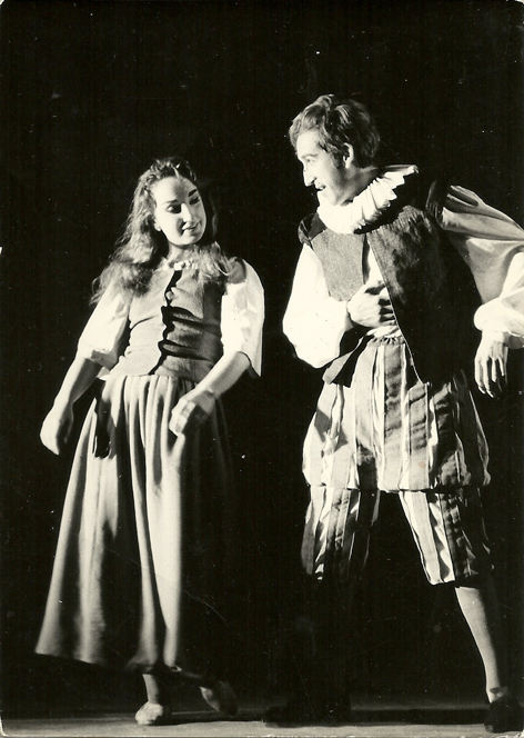 Escena de El retablo de las maravillas. Guadalupe Espinar y Juan Antonio Quintana, como Chirinos y Chanfalla. Teatro de Filosofía y Letras de Madrid, abril, 1964