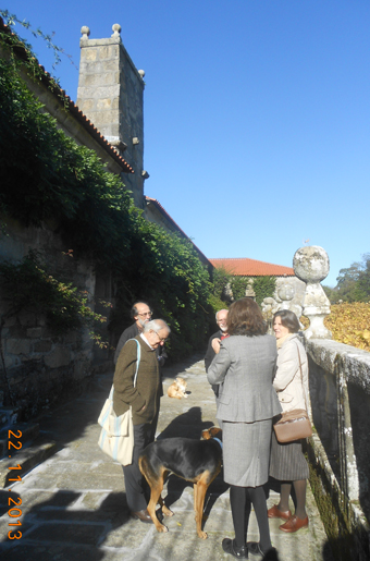José Antonio Durán con sus amigos y familiares del pazo de Fefiñáns, camino de la bodega. Noviembre 2013. Foto de Pepe Comoxo
