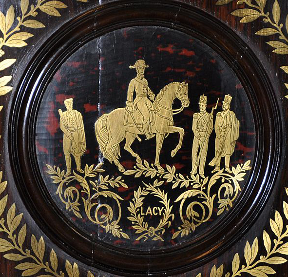 Representación ecuestre de Lacy en un mueble.