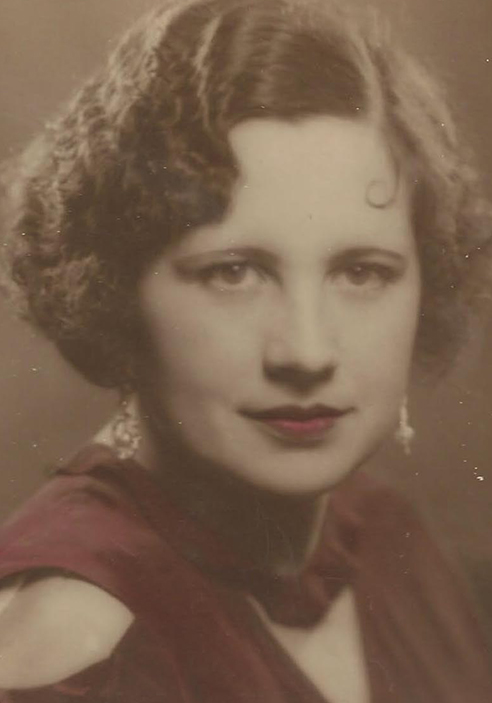 Margarita Núñez Vicenti, hija de Eulalia y del escultor Enrique Núñez y Arévalo, nieta de Alfredo y la niña de sus ojos, a la que éste llamaba Margot Margarita, hija de Eulalia, nieta de Alfredo Vicenti