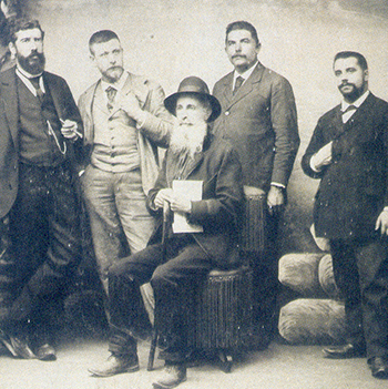 Pepito Hermida y Castro, sentado. Del libro de José Luis Cabo, Memoria do Sar (2005)