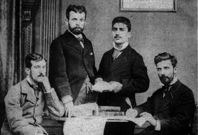 Redacción de “El Estudiante”. De izquierda a derecha, Ricardo Mella, José Sarmiento y los hermanos Rodríguez de Cea (Juan Manuel y Julián). Fotografía de Zagala.