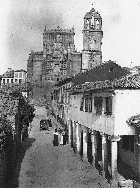 Escalinata y fachada principal de Santa María la Mayor. Fotografía de Zagala