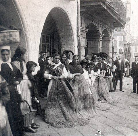 Venta de corozas en la Plaza de Teucro. En una de las casas del fondo nació Francisco Fernández Anciles y vivió su hijo, Heliodoro. Fotografía de Zagala.