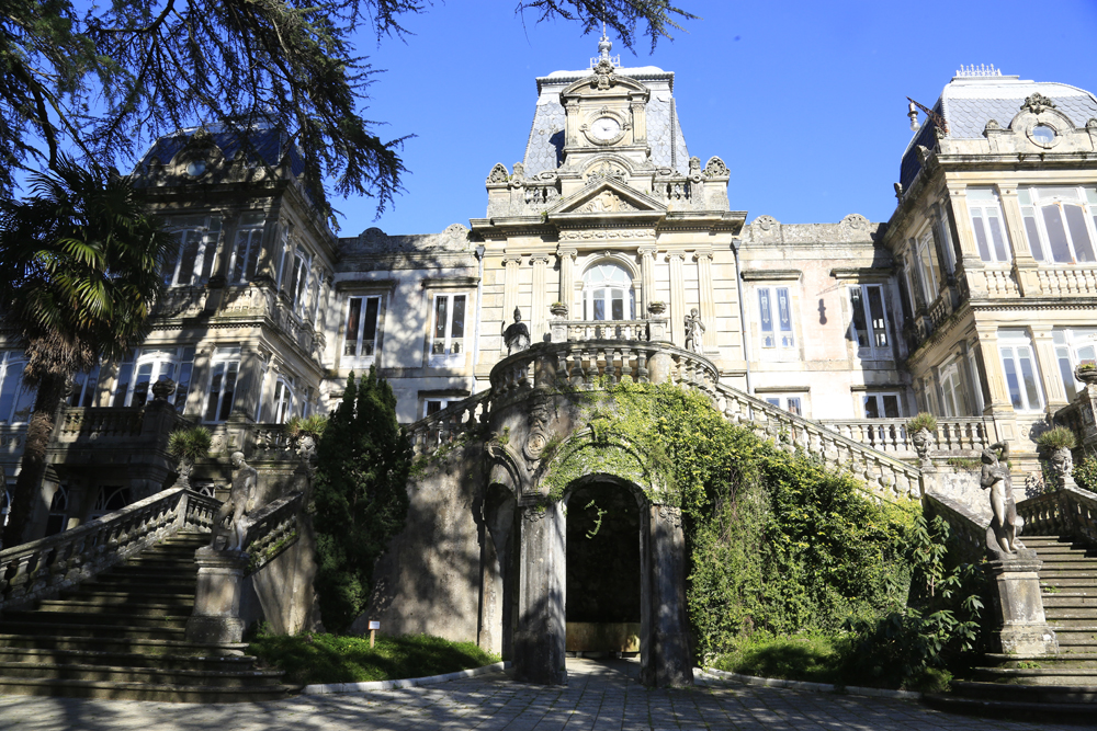Diseñada por el escultor Vidal  Castro (1897), trece años antes del cierre definitivo del palacio principesco de Lourizán (1910), la Cripta funeraria mantuvo su centralidad en el nuevo conjunto arquitectónico. El culto a los muertos familiares es otro rasgo personal e ideológico del familista Eugenio Montero Ríos.