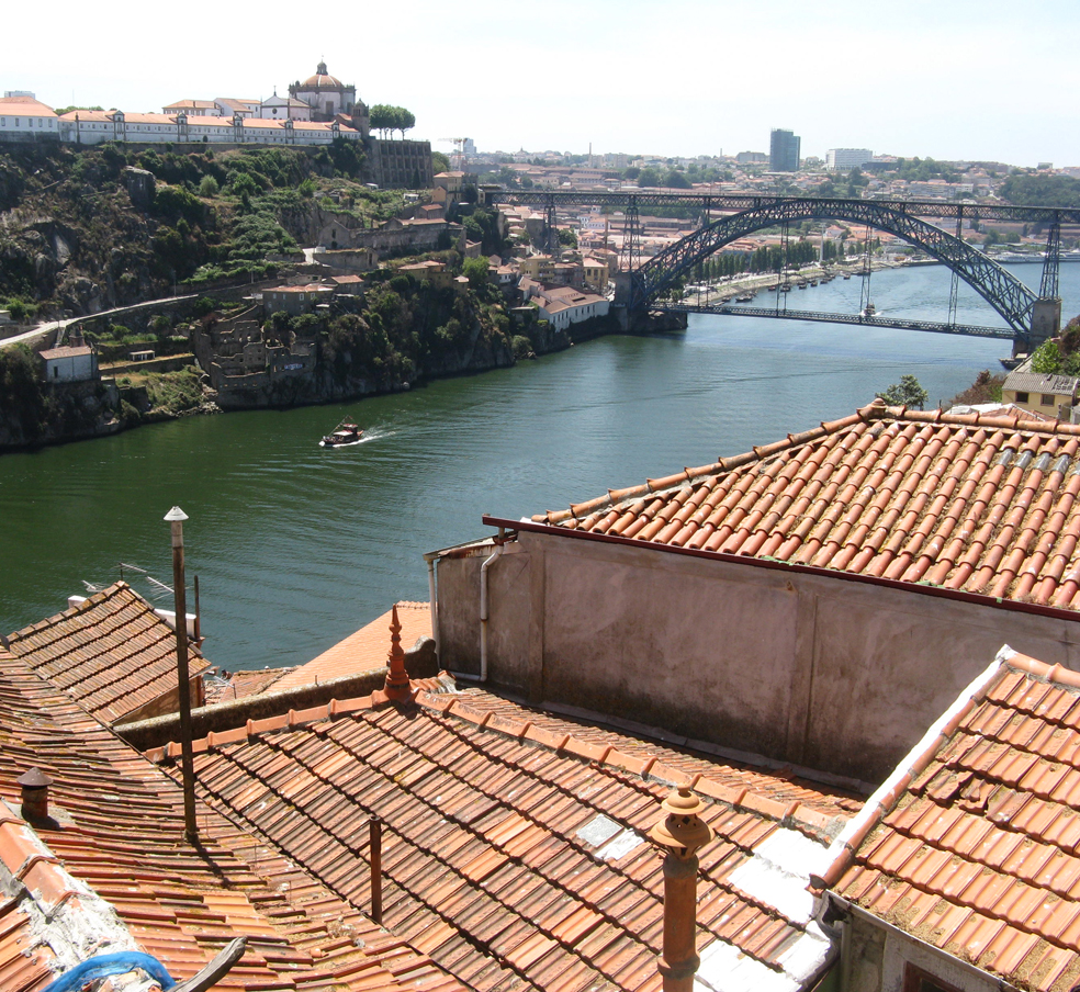 Oporto, emplazamiento de la rua da Corticeira, sobre el río Douro (al fondo el puente de D. Luiz y la Serra do Pilar) (Ana Filgueiras, 2010)