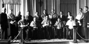 Claustro del Instituto de Pontevedra cuando se produjo la anunciación de Tonio. Villamil (de pie), tercero por la izquierda