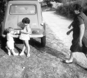 La abuela Evangelina con nuestros hijos, Jorge y Sara. Y el Dyane-6, nuestro primer coche