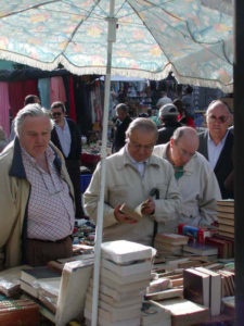 Tonio con su bastón Puño de Nacar, en el Rastro, cazando libros