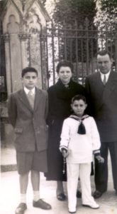 Tonio con sus padres, cuando se produjo la anunciación. El día de la primera comunión de su hermano Manolo Durán