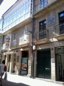 La casa de los Sáenz-Diéz, con su gran galería. Junto a ella, con placa en honor de Manuel Quiroga, la casa de los Quiroga, con el portal donde mocearon nuestros padres