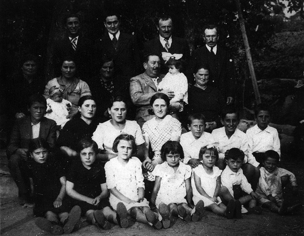 Cada año, por San Juan o por Santa Margarita, el familismo antiguo volvía a funcionar en La Seca. La foto, enviada a nuestros padres a Sanabria, corresponde a uno de esos encuentros. En la huerta de nuestros tíos Juanito y Eusebia (“Los Lisboanos”). En los últimos tiempos de la Segunda República