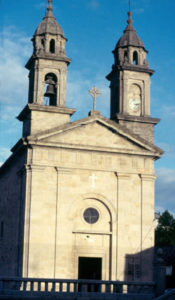 La Iglesia de Pontecesures, con las torres que realizaron nuestros antepasados. Con el atrio donde se produjo la escena teatral del cirujano y José Lusquiños