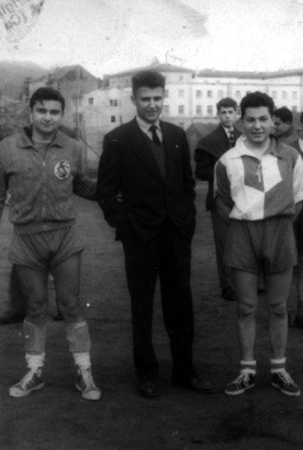 Tonio (izquierda) y Carlos Iglesias Dapena (derecha). Con Rabanal, amigo de ambos, en los previos a un partido del Teucro de Balonmano. En el antiguo campo de El Vergel, sede hoy de uno de los Institutos de Pontevedra