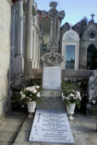 Panteón familiar de los Durán Lusquiños en el cementerio de Mourente