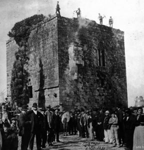 El histórico derribo de la Torre de doña Urraca, en Caldas de Reis. Nuestros antepasados comparecen en lo alto, piqueta en mano