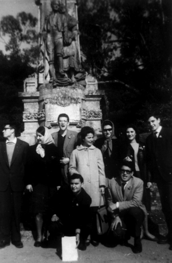 Grupo de compañeros y compañeras de los Comunes de Filosofía y Letras de la Universidad de Santiago. Tonio con libro, abajo