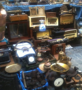 Oferta de aparatos de radio en un puesto del Rastro, 4-I-2015