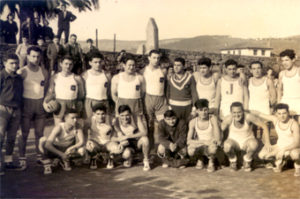 Tonio (abajo, en el centro) cuando la fusión de jugadores seniors y juveniles en el nuevo Teucro