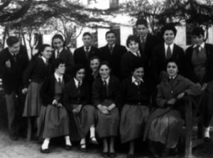 Grupo de compañeros y compañeras del Instituto de Pontevedra con sus uniformes. Tonio con el grupo de arriba. Es el cuarto por la izquierda