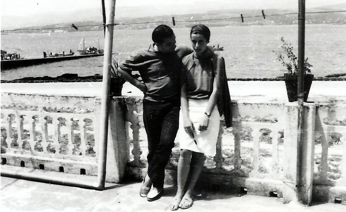 Tonio y Saruca en sus años de noviazgo. Cuando él reorientó su analítica existencial, fascinado con el mundo que se dibujaba en la prensa local rianxeira que guardó Cándido, el abuelo de Saruca