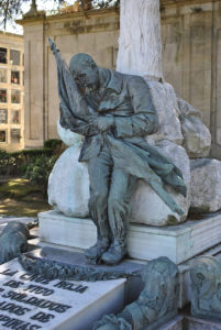 A pocos pasos del monumento alzado en recuerdo de Ricardo Mella en el cementerio vigués de Pereiró, se alza también este escalofriante recuerdo de la Guerra de Cuba