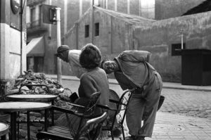 Colita. El piropo. Barcelona 1963 © Archivo Colita Fotografía