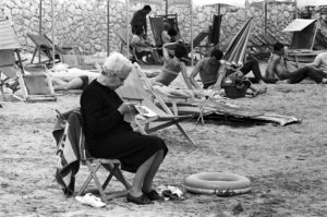 Colita. Vieja leyendo en la playa. Sitges, 1966 (Antifémina) © Archivo Colita Fotografía