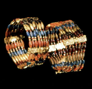 Dos brazaletes. Oro, cornalina y lapislazuli. (1570-1293 a. C.)